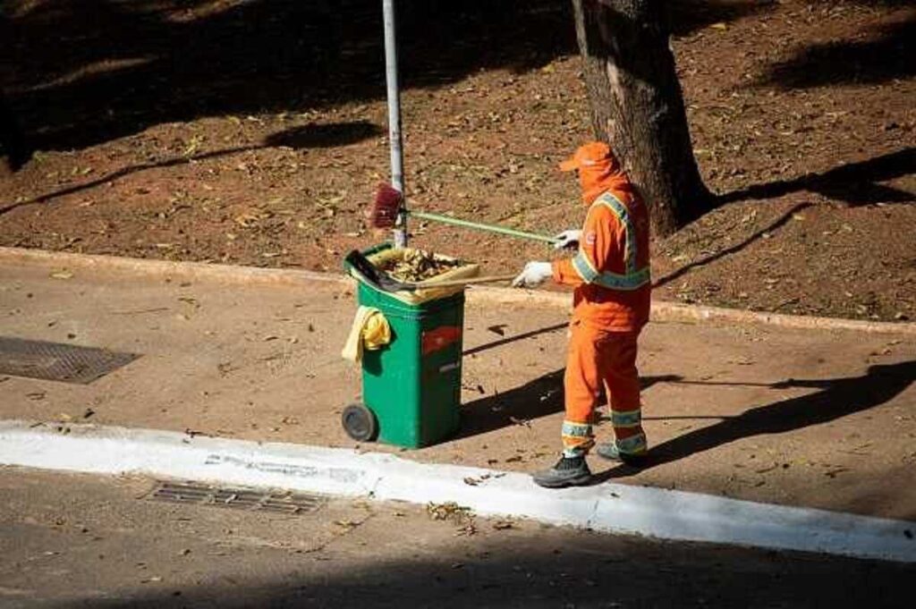 Sprzątanie ulic po zimie