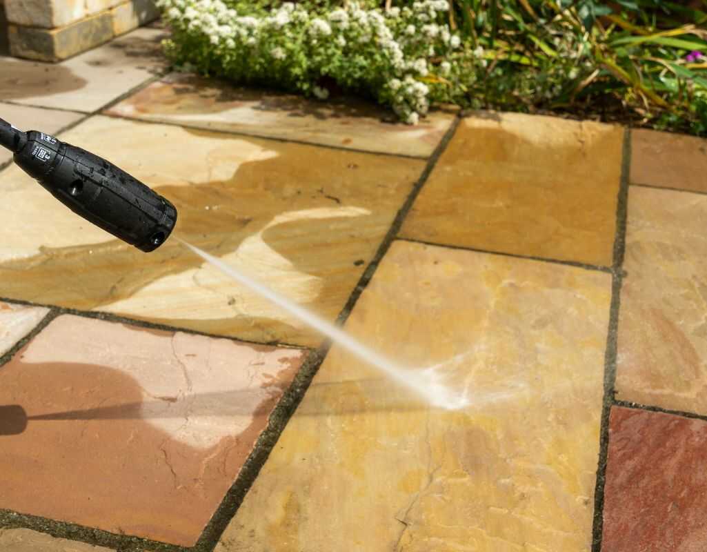 Mycie kostki brukowej - czym skutecznie myć bruk?