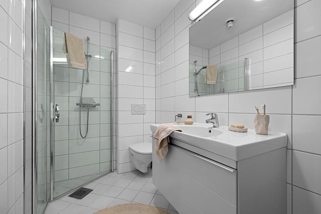 jak odpowiednio pielęgnować drewniane szafki po umywalkę