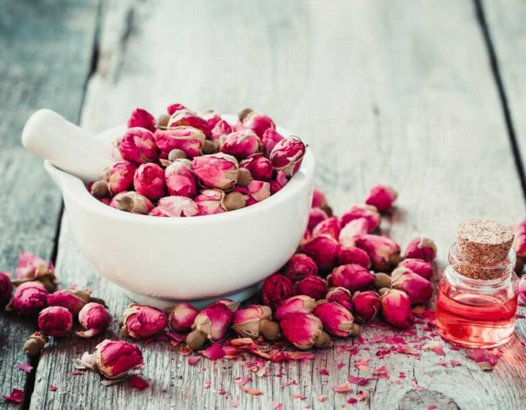 Suszone róże - co z nimi zrobić? Oto 6 pomysłów na wykorzystanie suszonych róż