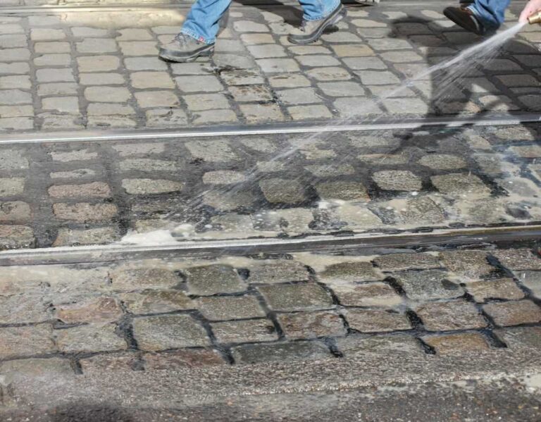 3 sprawdzone sposoby na to, jak usunąć olej z kostki brukowej