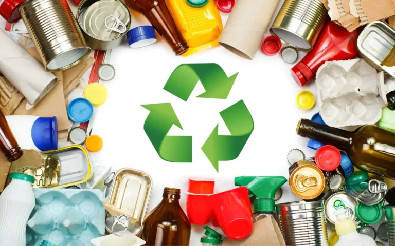 Obraz przedstawia różnorodne przedmioty i opakowania związane z recyklingiem, ułożone wokół symbolu recyklingu w centrum. Szczegóły obrazu: 1. Symbol recyklingu: • Znajduje się na środku obrazu. • Jest zielony i składa się z trzech strzałek tworzących trójkąt, co symbolizuje proces recyklingu. 2. Przedmioty wokół symbolu: • Metalowe puszki: Znajdują się po lewej stronie obrazu. Są to typowe puszki po napojach i konserwach. • Plastikowe butelki i zakrętki: Widoczne po lewej i prawej stronie, w różnych kolorach, głównie niebieskim, żółtym, czerwonym i zielonym. • Szkło: Butelki szklane znajdują się głównie po prawej stronie obrazu, są brązowe i zielone. • Kartonowe i papierowe opakowania: Kartonowe tuby, papierowe wytłoczki po jajkach i tekturowe opakowania są rozrzucone po obu stronach. • Metalowe nakrętki: Znajdują się po lewej i prawej stronie, mają różne kolory, takie jak złoty, srebrny i zielony. • Inne przedmioty: Plastikowe opakowania po jogurtach, spryskiwacze, metalowe tacki i kartony. Styl: • Obraz ma jasne, żywe kolory, co sprawia, że różnorodność materiałów jest dobrze widoczna. • Tło jest białe, co kontrastuje z kolorowymi przedmiotami, podkreślając symbol recyklingu. Kontekst: • Obraz jest symboliczny i edukacyjny, promujący recykling i segregację odpadów. • Może być używany w kampaniach ekologicznych, materiałach edukacyjnych lub plakatach zachęcających do recyklingu.