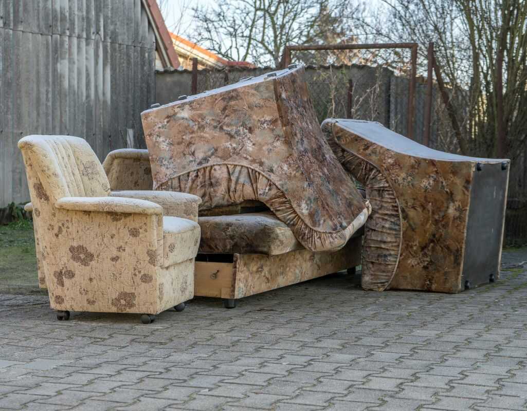 Gabaryty Józefów. Poznaj terminy i zasady wywozu odpadów wielkogabarytowych w Józefowie!