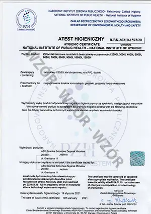Obraz przedstawia dokument zatytułowany “Atest Higieniczny” wydany przez Narodowy Instytut Zdrowia Publicznego – Państwowy Zakład Higieny. Dokument zawiera szczegółowe informacje dotyczące atestacji higienicznej dla konkretnego produktu lub materiału. W tekście pojawiają się informacje o: 1. Zakresie zastosowania produktu – opis materiału, jego skład lub przeznaczenie, np. do kontaktu z wodą pitną czy innymi zastosowaniami technicznymi. 2. Warunkach użytkowania – ograniczenia lub zalecenia dotyczące właściwego wykorzystania produktu. 3. Dane producenta – pełna nazwa producenta i szczegóły kontaktowe. 4. Numer certyfikatu – dokument posiada unikalny numer identyfikacyjny. 5. Podpisy i pieczęcie – dokument został podpisany przez osobę odpowiedzialną za wydanie atestu oraz opatrzony pieczęcią urzędową instytucji. Na środku dokumentu znajduje się napis “WZÓR”, co sugeruje, że jest to przykładowa wersja certyfikatu, nie dokument oryginalny.