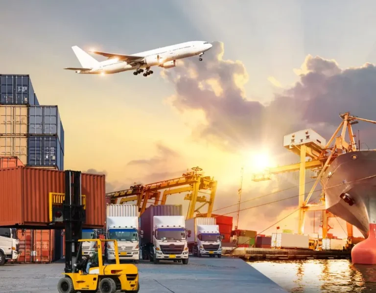 Środki transportu międzynarodowego – samolot, kontenerowiec, ciężarówki i wózek widłowy na tle portu przeładunkowego – symbolizujące globalną logistykę i wyzwania kosztowe