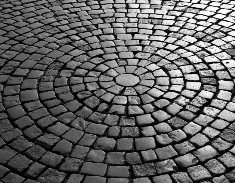 Ile kosztuje czyszczenie kostki brukowej w Warszawie? Porównanie ofert w 2025 roku