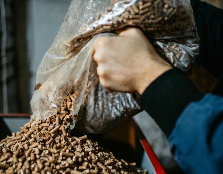 Gdzie kupić najtańszy pellet w Otwocku na zimę 2025/2026?