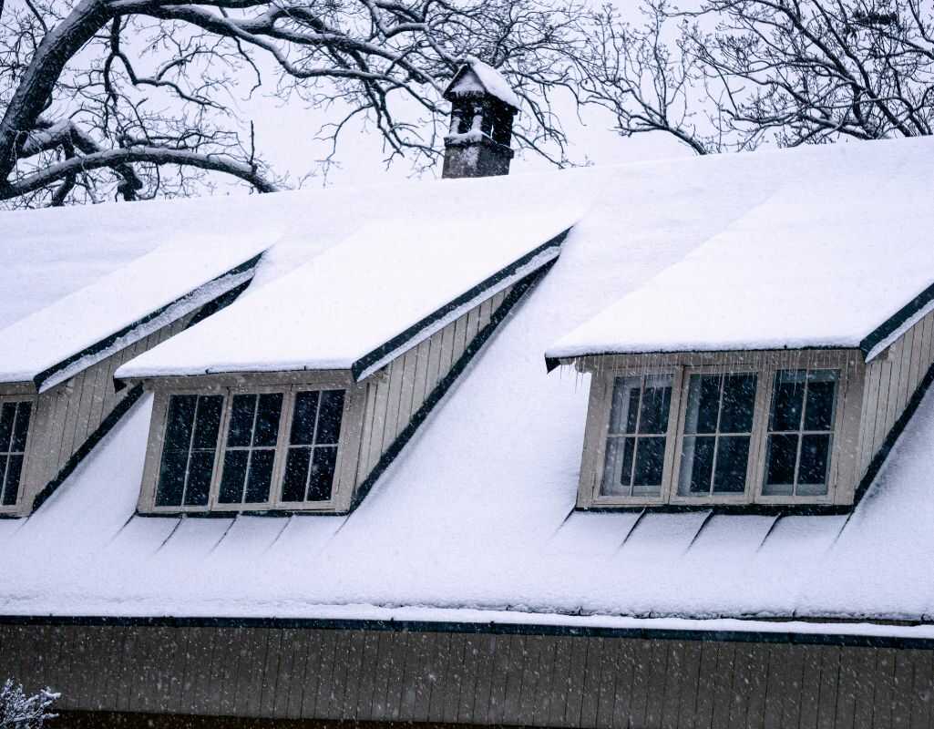 Ile waży śnieg na dachu? Praktyczny poradnik dla właścicieli domów