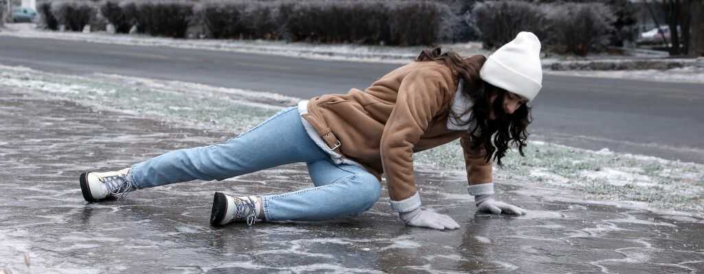 Śliska nawierzchnia i ryzyko upadku - co zrobić, aby buty się nie ślizgały