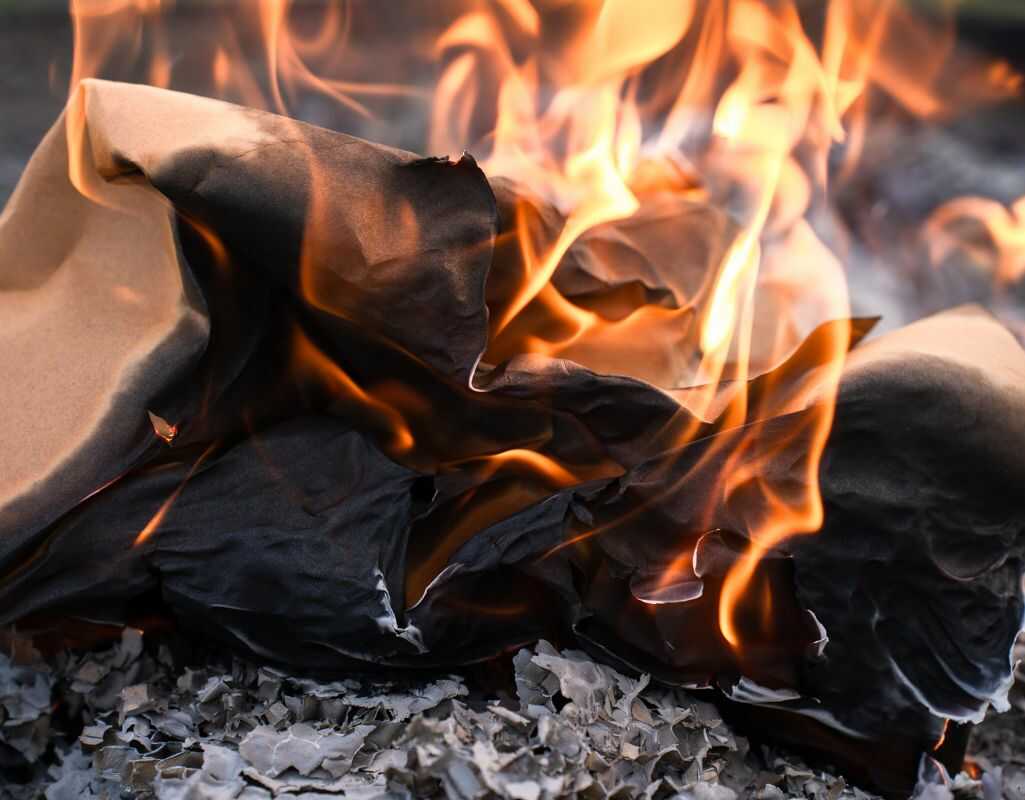 Czy można palić kartonami w piecu? Poradnik