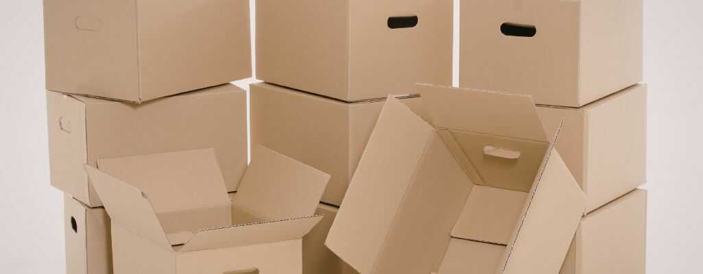 Stos kartonów po paczkach kurierskich gotowy do recyklingu