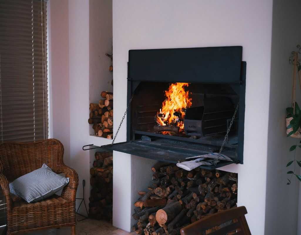 Gdzie kupić najtańsze drewno kominkowe w Warszawie na zimę 2025/2026?