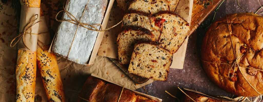 Chleb, sól, resztki - lista zakazanych produktów dla ptaków