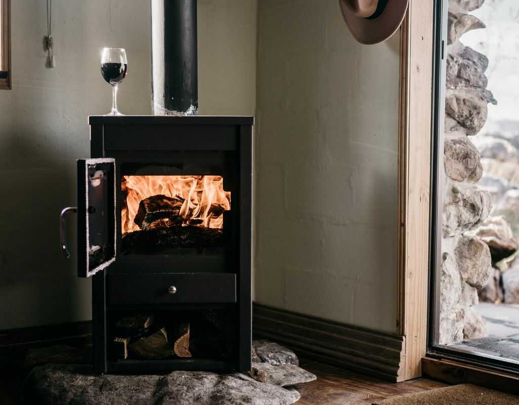 Gdzie kupić najtańsze drewno kominkowe w Otwocku na zimę 2025/2026?