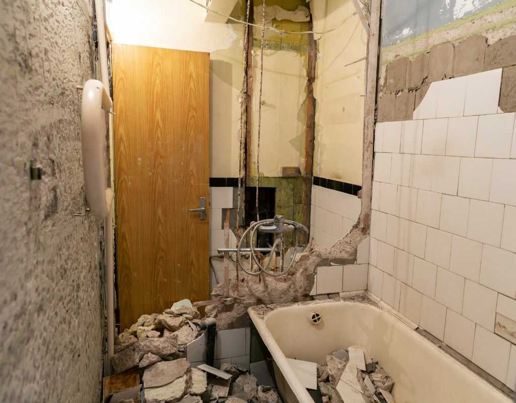 Remont łazienki w bloku — co zrobić z gruzem, wanną, umywalką i starą kabiną?