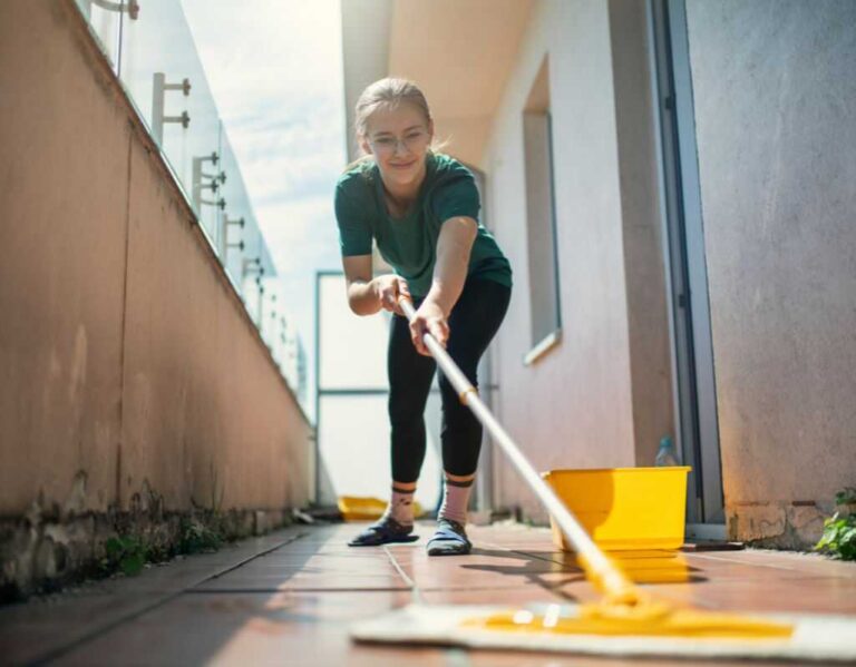 Jak posprzątać balkon po lecie? Porządki krok po kroku