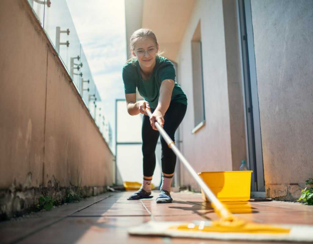 Jak posprzątać balkon po lecie? Porządki krok po kroku